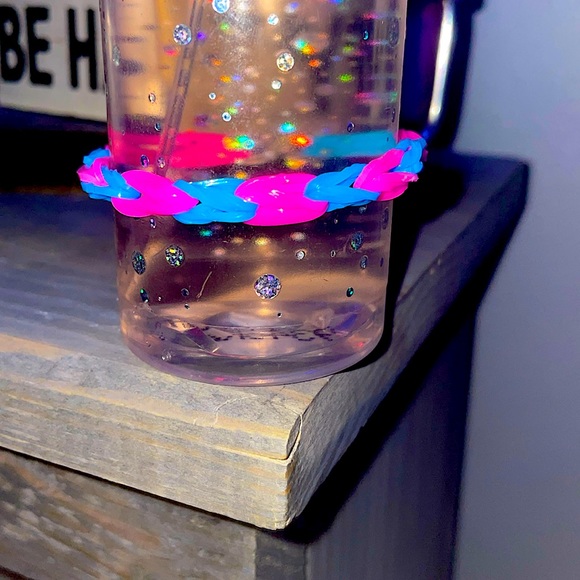 I am selling Bracelets the thick ones are 5 the thin ones are 2 - Picture 1 of 1